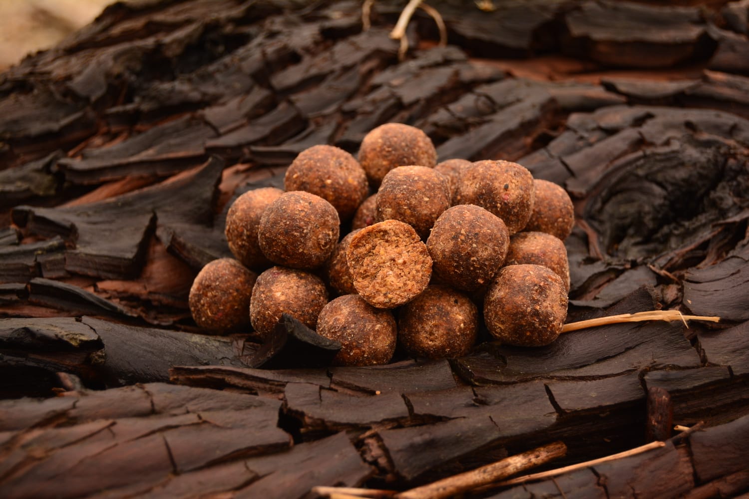Boilies UNIVERSE 1kg 24mm TUNA-JAHODA